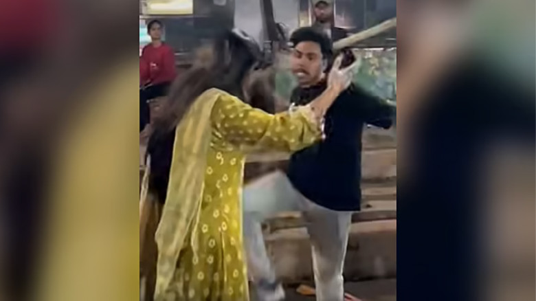 ঢাবিতে লাঠি হাতে নারীর দিকে তেড়ে আসার ভিডিও ভাইরাল, তদন্তে ৩ সদস্যের কমিটি