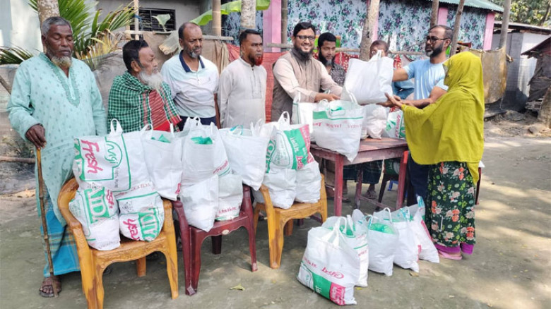 যশোরে দুস্থ মানুষের পাশে মুন্সি নাজমুল হোসেন