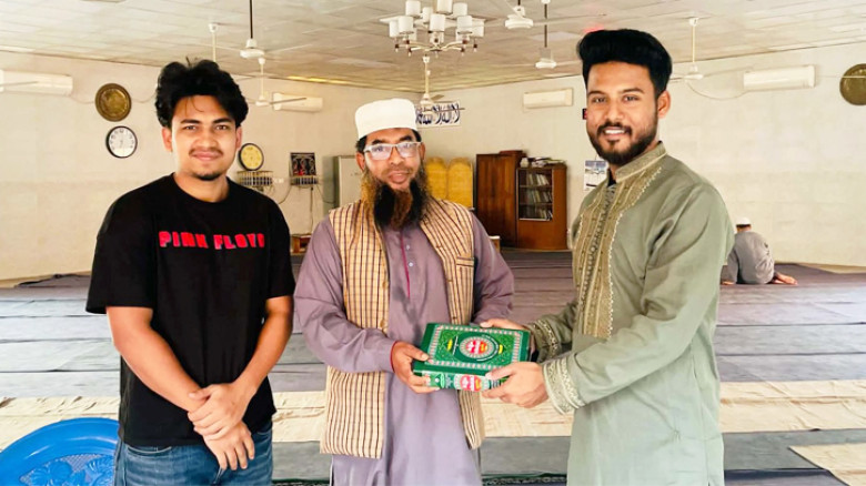 জন্মদিন উপলক্ষে জাবি ছাত্রদল কর্মীর কুরআন বিতরণ