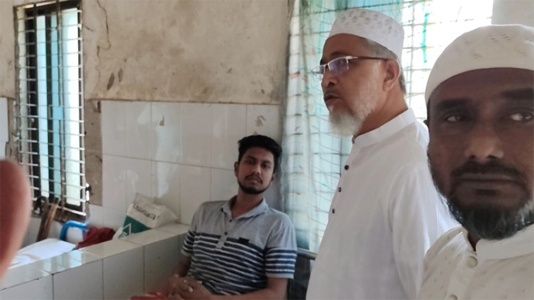 মাদক কারবারি ও জুয়ারিদের হামলায় আহত সাংবাদিক, হাসপাতালে খবর নিলেন জামায়াত নেতা