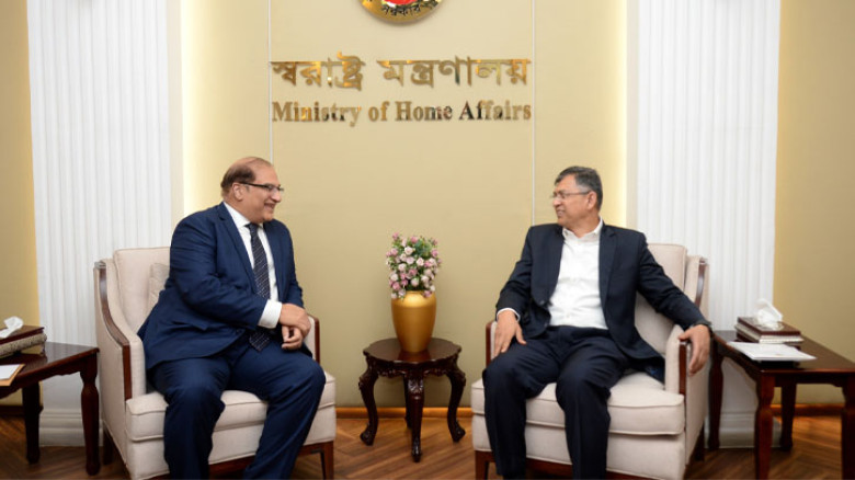 স্বরাষ্ট্রমন্ত্রীর সঙ্গে সৌজন্য সাক্ষাৎ করলেন পাকিস্তানের হাইকমিশনার
