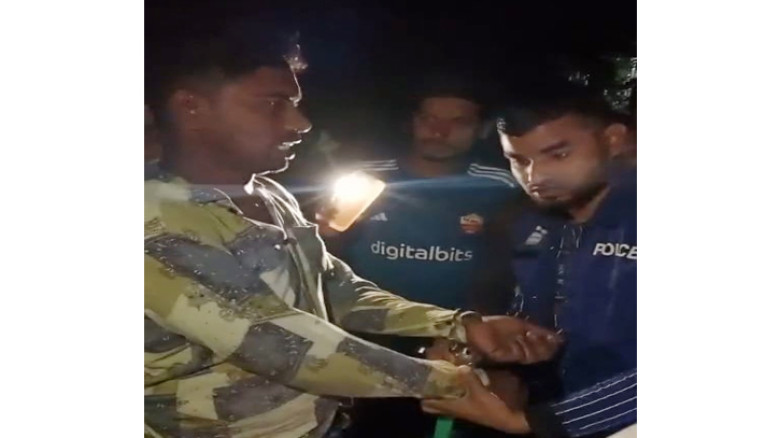 স্থানীয়দের কাছে আটক মাদক বিক্রেতা ,পুলিশে সোপর্দ