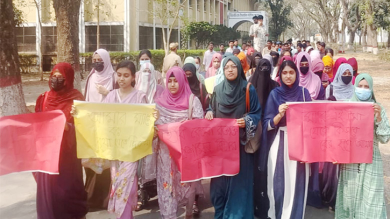 নিজ কার্যালয়ে শিক্ষিকা হত্যার প্রতিবাদে ইবিতে বিক্ষোভ মিছিল