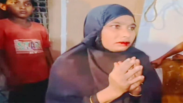 ব্যাংকের গ্রাহককে অনুসরণের সময় নারী চোর আটক, পুলিশে সোপর্দ
