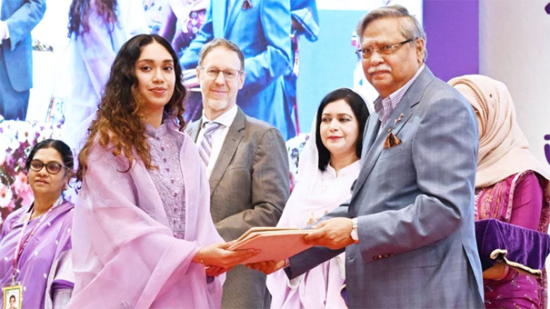 খালেদা জিয়ার মরণোত্তর পুরস্কার নিলেন নাতনি জাইমা রহমান