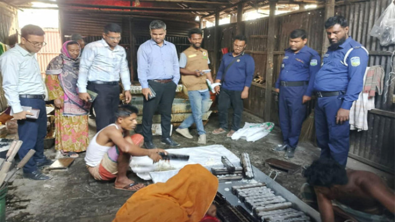 জামালপুরে দুইটি গুড়ের দোকানকে ২ লক্ষ টাকা জরিমানা