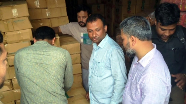 রংপুরে গুদামে মজুদ ক্ষতিকর চিপস-কোমল পানীয় জব্দ, গুদাম মালিককে জরিমানা