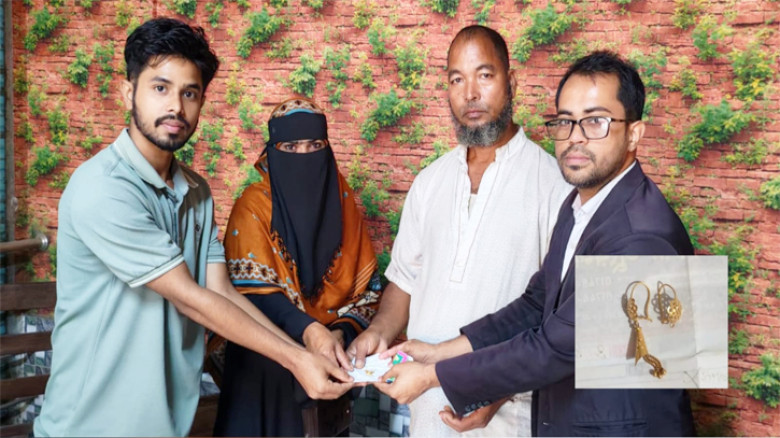 ২ মাসের চেষ্টায় মালিককে খুঁজে বের করে সোনার গহনা ফিরিয়ে দিলেন মুদি দোকানি