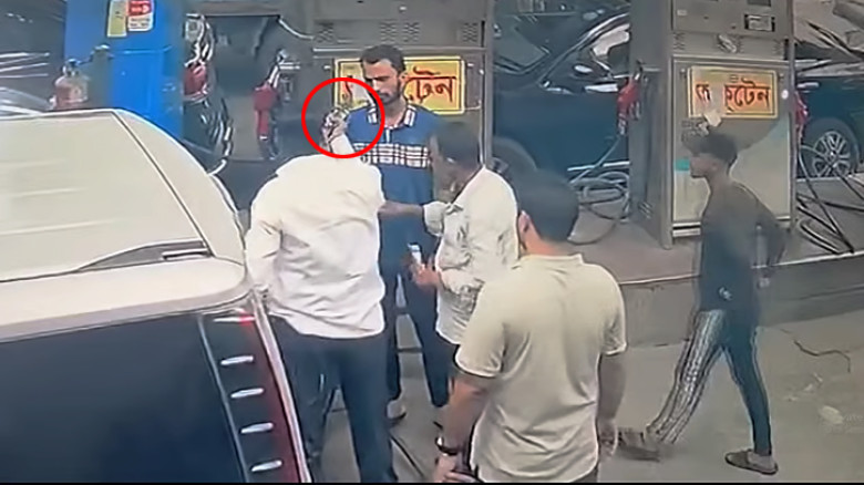 পেট্রোল পাম্পে আগ্নেয়াস্ত্র প্রদর্শন করলেন সাংবাদিক, ভিডিও ভাইরাল