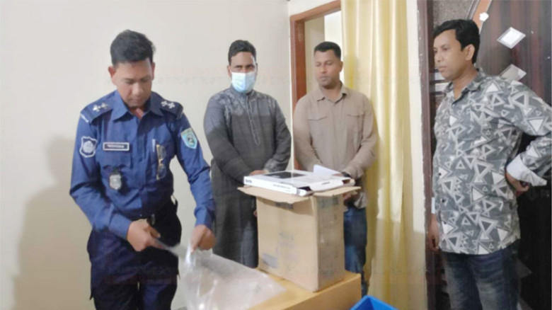 সরকারি ওষুধ ও সরঞ্জাম ভারতে পাচারকালে স্টোরকিপার আটক