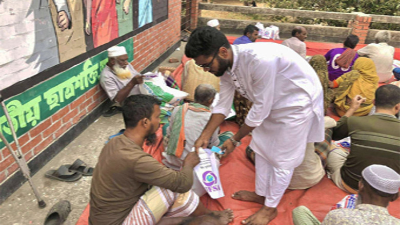 জাবিতে ইফসা’র উদ্যোগে ইফতার সামগ্রী বিতরণ