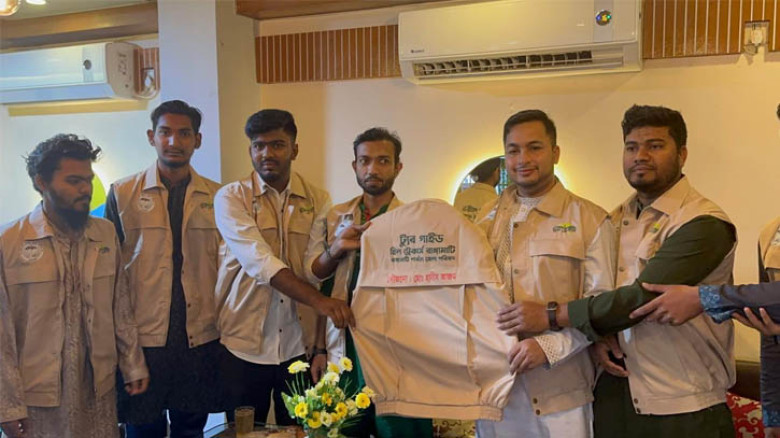 রাঙামাটিকে বিশ্বমানের পর্যটন নগরী গড়তে ট্যুর গাইডদের ভেস্ট প্রদান