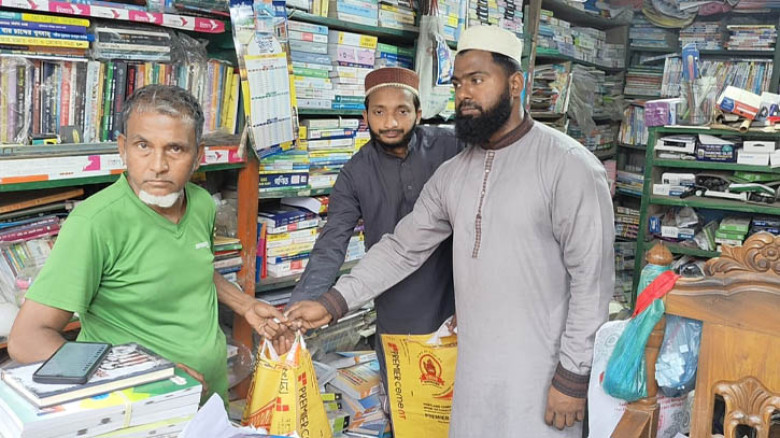 বোরহানউদ্দিনে অসহায়দের মাঝে ইফতার ও ঈদ সামগ্রী বিতরণ
