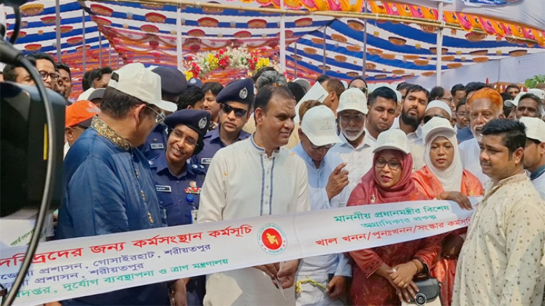 গোসাইরহাটে খাল খনন কাজের উদ্বোধন করলেন সংসদ হুইপ
