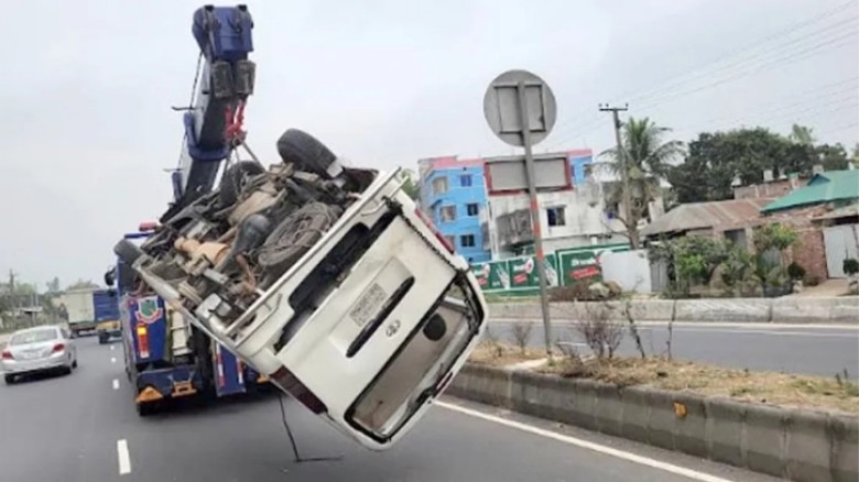বগুড়ায় মাইক্রোবাসের গ্যাস সিলিন্ডার বিস্ফোরণে চালকসহ নিহত ৩