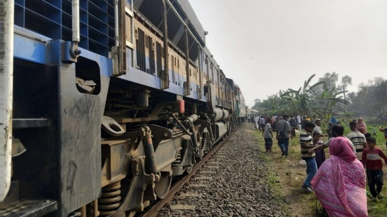 নীলসাগর এক্সপ্রেসের বগি উদ্ধার, চলছে লাইন স্থাপনের কাজ