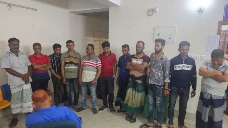 মাদারীপুরে পুলিশের ঝটিকা অভিযান: নগদ টাকাসহ আটক ১৩