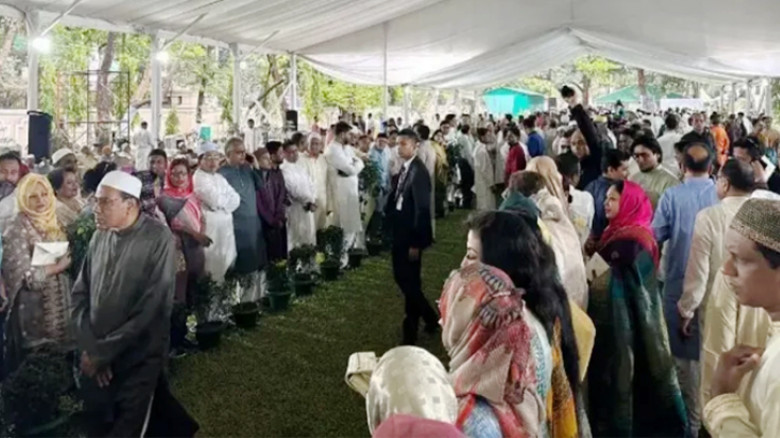 যমুনায় মানুষের ঢল, সবার সঙ্গে প্রধানমন্ত্রীর ঈদ শুভেচ্ছা বিনিময়