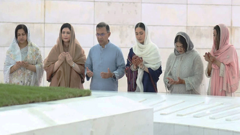মা-বাবার কবর জিয়ারত করলেন প্রধানমন্ত্রী