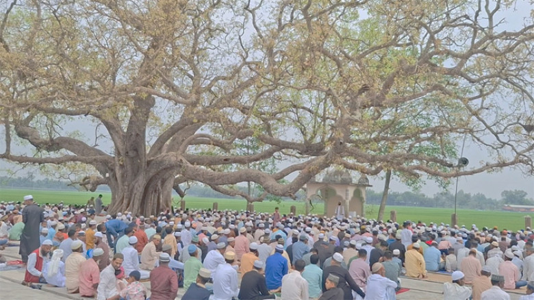 শতবর্ষী ধোপাদহ ঈদগাহ মাঠে ঈদের জামাত অনুষ্ঠিত