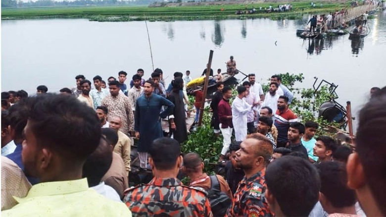 জামালপুরে মানুষের ভারে ব্রিজ ভেঙে নদীতে: ৫ শিশু-কিশোরের মরদেহ উদ্ধার