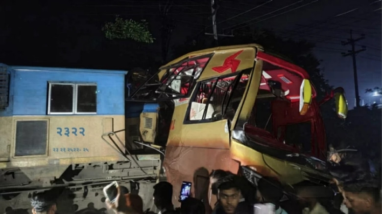 কুমিল্লায় বাস-ট্রেন সংঘর্ষ, নিহত ১২