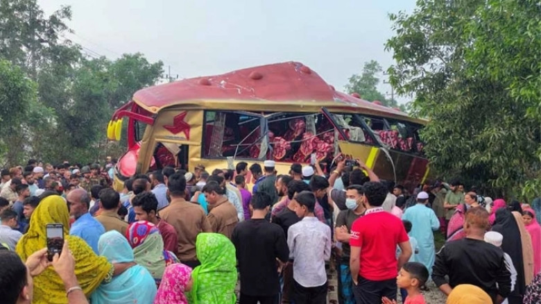 কুমিল্লায় ট্রেন-বাস সংঘর্ষে ১২ নিহত: দুই গেটম্যান বরখাস্ত, তদন্ত কমিটি গঠন