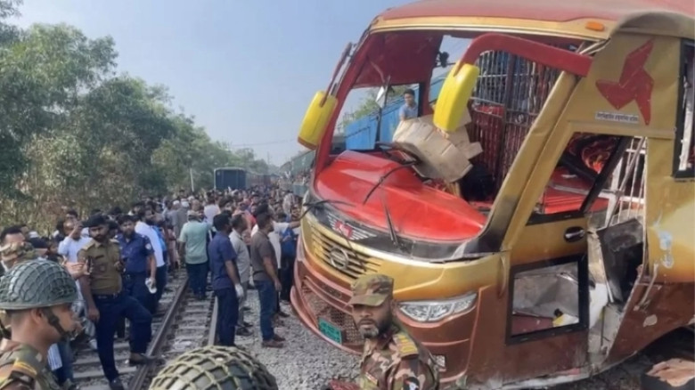 কুমিল্লায় ট্রেন-বাস সংঘর্ষ; পাঁচ ঘণ্টা পর রেল যোগাযোগ স্বাভাবিক