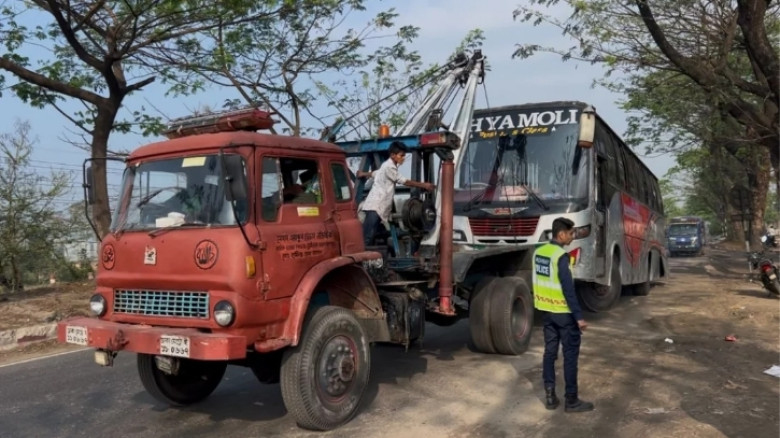 ফেনীতে ত্রিমুখী সংঘর্ষে নিহত ৩, আহত ৫