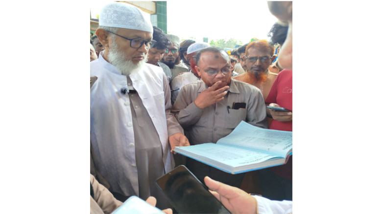 সাতক্ষীরায় খুচরা বাজারে পেট্রোল ৩০০ টাকা লিটার; পাম্প পরিদর্শনে এমপি মুহাদ্দিস খালেক