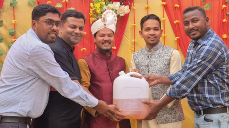 বিয়ের অনুষ্ঠানে চমক, বর উপহার পেলো অকটেন