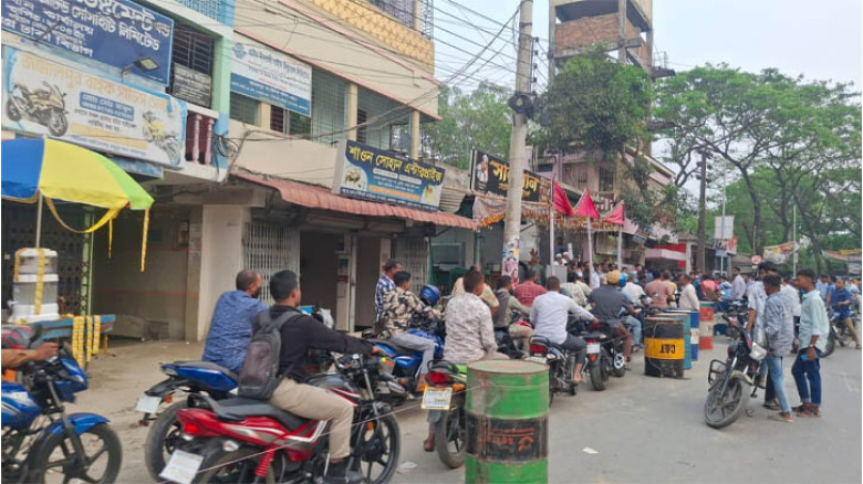 জামালপুরে জ্বালানি সংকটে পাম্প বন্ধ, খুচরা দোকানে তেলের জন্য দীর্ঘ লাইন
