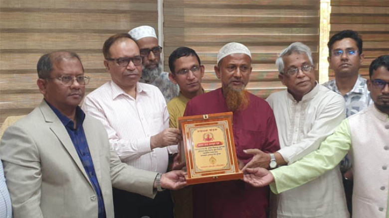 রেল ও রেলযাত্রীদের নিরাপত্তা বিধানে ভূমিকা রাখায় এনামুল হককে পুরস্কৃত করল রেলওয়ে