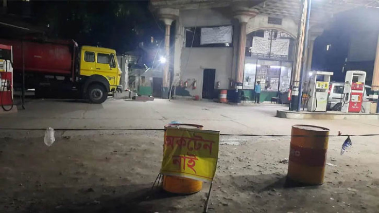 রাজধানী ঢাকার অধিকাংশ পাম্পে ‘অকটেন নেই’ সাইনবোর্ড