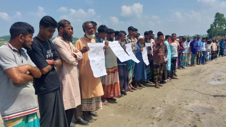 নাগেশ্বরীতে দুধকুমার নদীর বাঁধ নির্মাণ কাজে অনিয়মের প্রতিবাদে মানববন্ধন