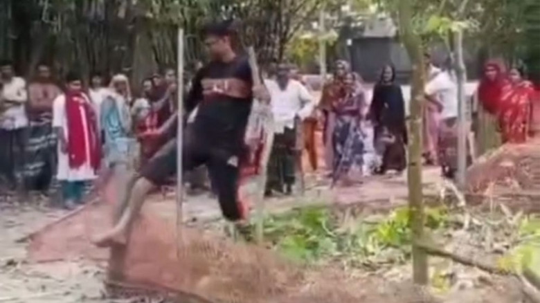 জমি কম পাওয়ায় বাবার কবর গুড়িয়ে দিল ছেলে