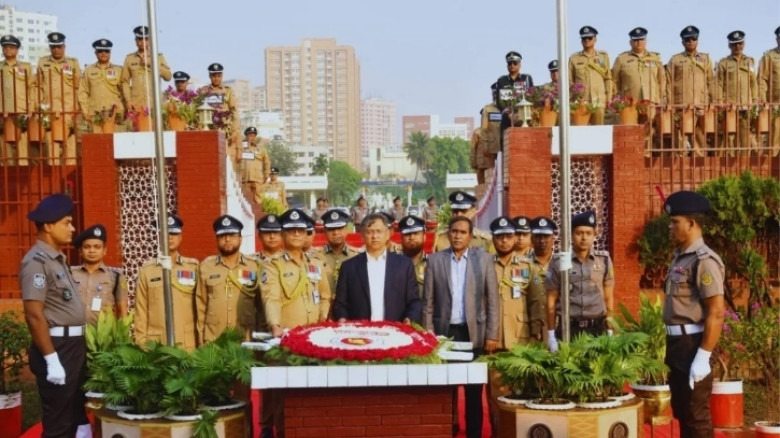 মহান স্বাধীনতা দিবসে শহীদ পুলিশদের প্রতি স্বরাষ্ট্রমন্ত্রী ও আইজিপির শ্রদ্ধা