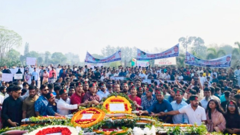 স্বাধীনতা দিবসে শহীদদের স্মরণে জাবি ছাত্রদলের শ্রদ্ধাঞ্জলি অর্পণ