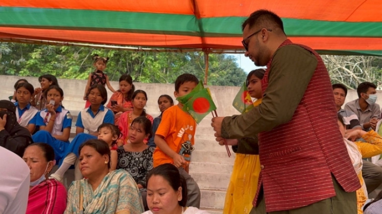 মহান স্বাধীনতা দিবসে জেলা পরিষদ সদস্য হাবীব আজমের জাতীয় পতাকা বিতরণ