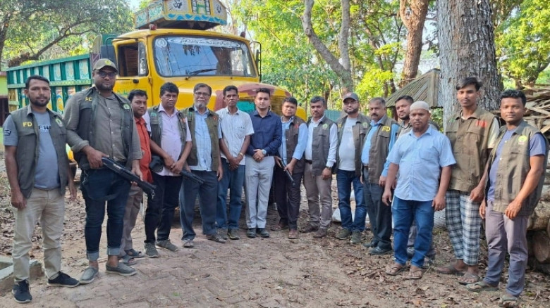 মিরসরাইয়ে অবৈধ বালু ভর্তি দু’টি ট্রাক জব্দ করেছে বন বিভাগ