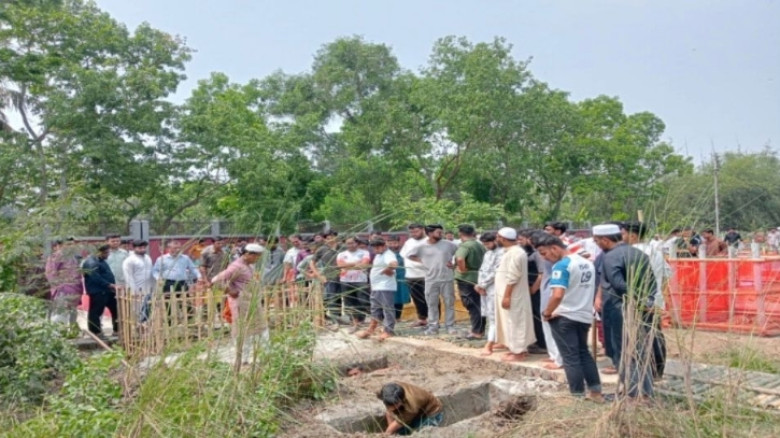 ভবানীপুরে পাশাপাশি শায়িত জাবি শিক্ষার্থী রাইয়ান, তার মা ও ভাগ্নে