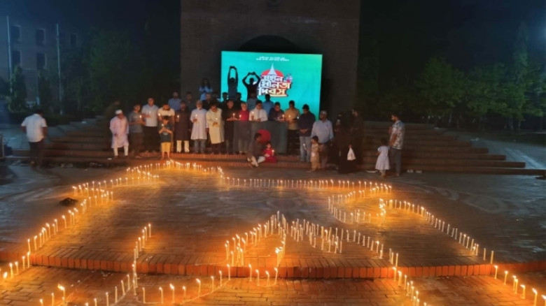 স্বাধীনতা দিবসে শহীদদের স্মরণে জাকসুর মোমবাতি প্রজ্বলন