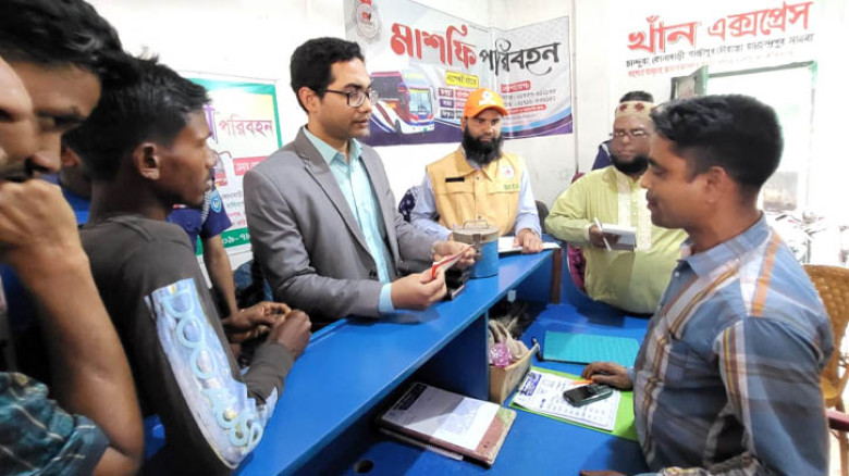 নাগেশ্বরীতে অতিরিক্ত ভাড়া আদায়ের অভিযোগে ৩ বাস কাউন্টারে অভিযান, জরিমানা