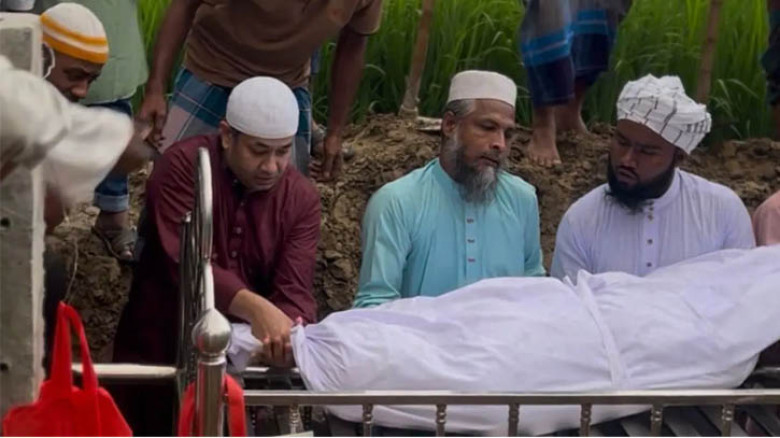 প্রটোকল ভেঙে দাফন কাজে অংশ, প্রশংসায় ভাসছেন তথ্য প্রতিমন্ত্রী