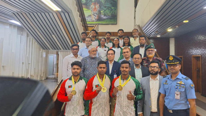 এশিয়া কাপ আর্চারি টুর্নামেন্টে স্বর্ণজয়ী বাংলাদেশ দলকে বিমানবন্দরে উষ্ণ সংবর্ধনা