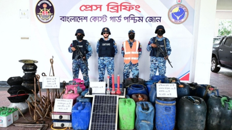 সুন্দরবনে কোস্ট গার্ডের অভিযান: ছোট সুমন বাহিনীর আস্তানা ধ্বংস, মালামাল জব্দ