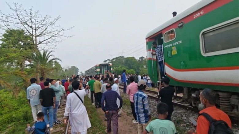 কুমিল্লায় রেললাইনে ৩ বগি রেখে চলে গেল ট্রেন!