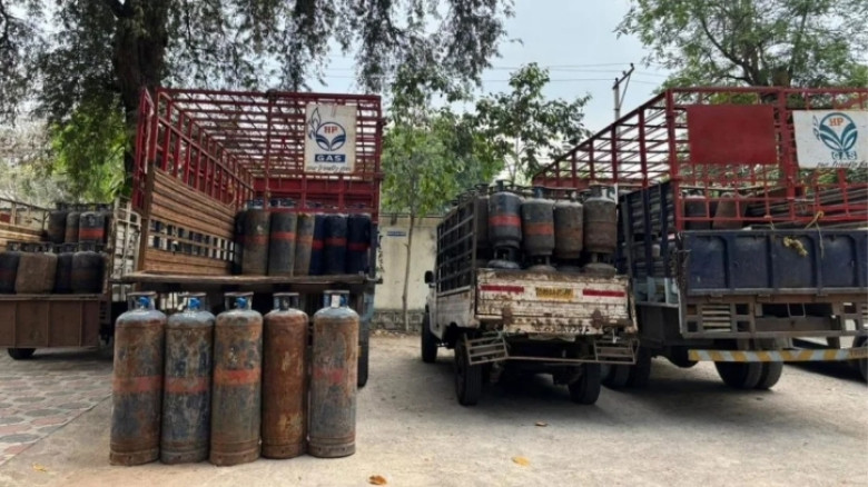 ভারতে কবরস্থান থেকে ৪১৪ গ্যাস সিলিন্ডার উদ্ধার, আটক ১০