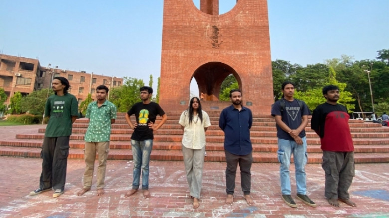 জ্বালানি সংকটের অজুহাতে অনলাইন শিক্ষা সিদ্ধান্তের প্রতিবাদে জাবিতে ছাত্র ইউনিয়নের মানববন্ধন