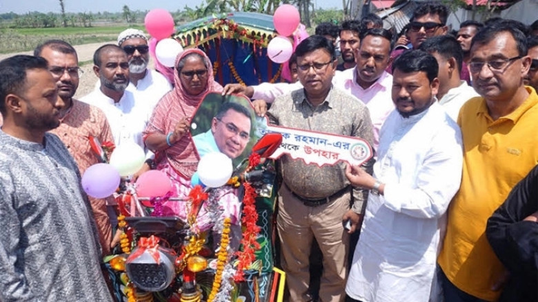 সংগ্রামী টুলি বেগমের পাশে ‘প্রধানমন্ত্রী’ তারেক রহমান, উপহার পেলেন অটোরিকশা